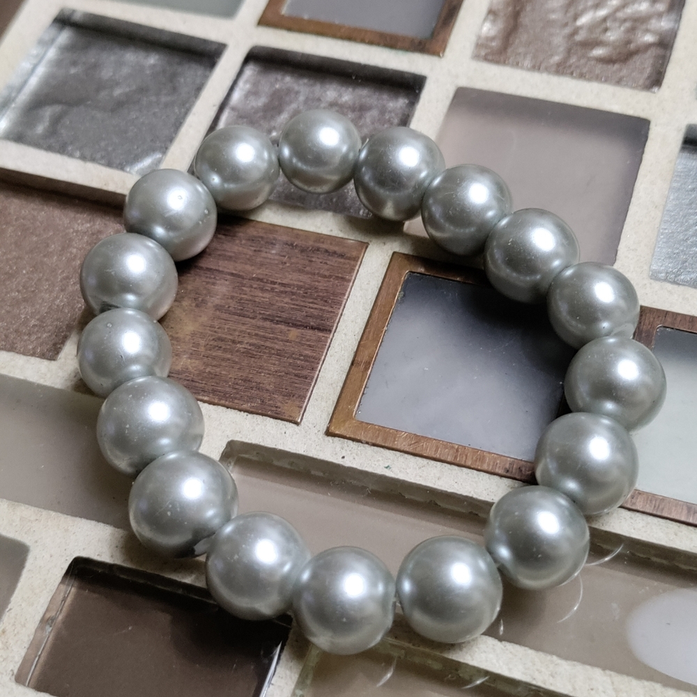 Vintage Grey Pearl bracelet-$5 add on